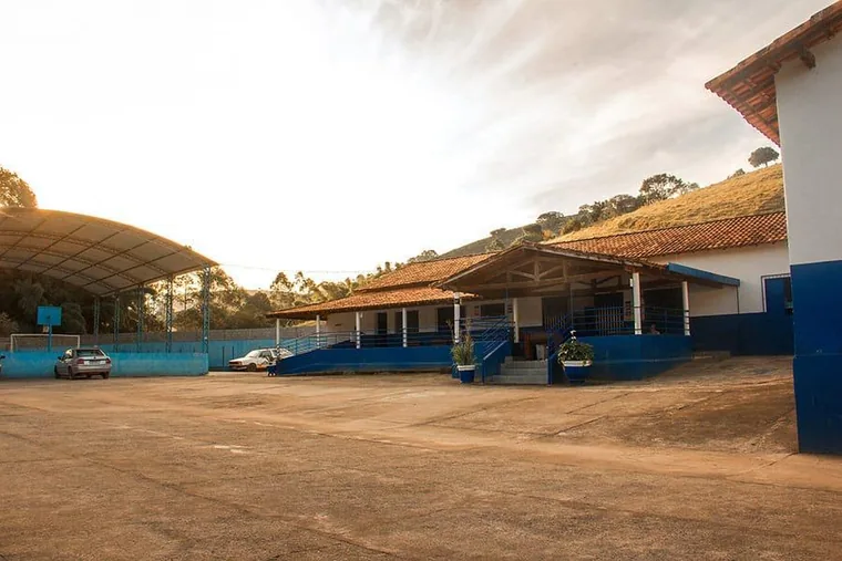 Fachada e área ao ar livre, em unidade de acolhimento da rede em Minas Gerais