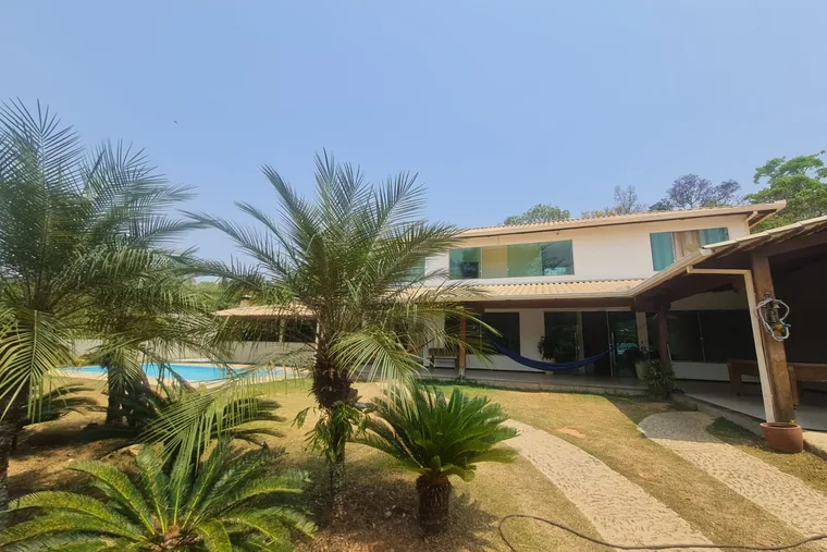 Fachada com piscina e jardim, em unidade de acolhimento da rede em Minas Gerais