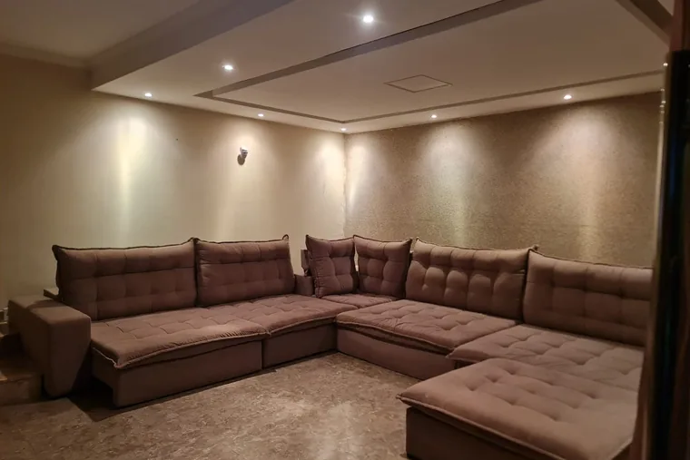 Sala com sofás grandes e iluminada, em unidade de acolhimento da rede em Minas Gerais