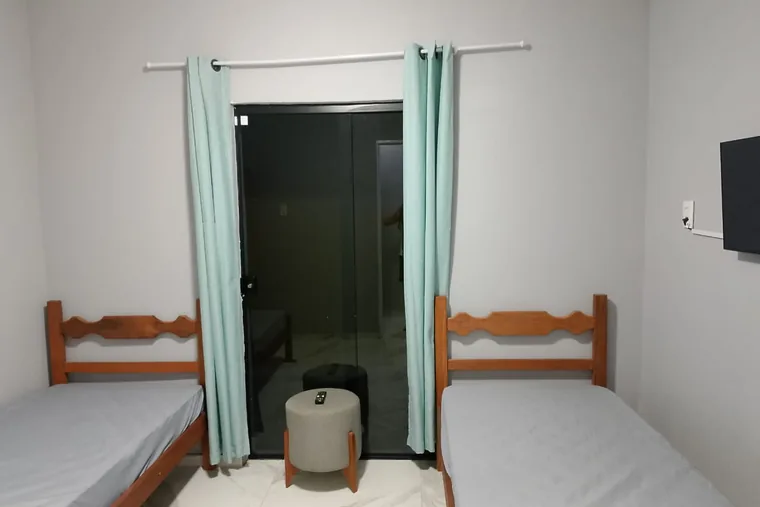 Dois beliches e janela aberta, em unidade de acolhimento da rede em Minas Gerais