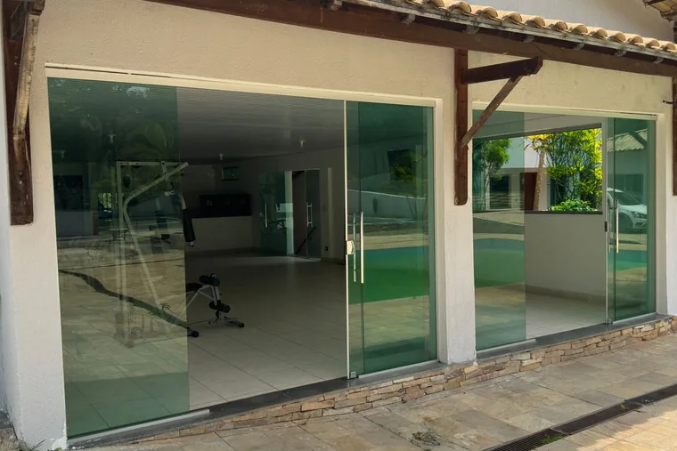 Ambiente interno com grandes janelas, em unidade de acolhimento da rede em Minas Gerais