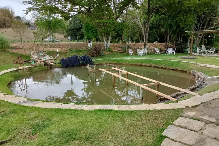 Lago com estrutura de madeira ao redor, em unidade de acolhimento da rede em Minas Gerais