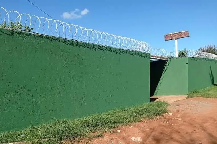 Fachada com cerca de arame farpado, em unidade de acolhimento da rede em Minas Gerais