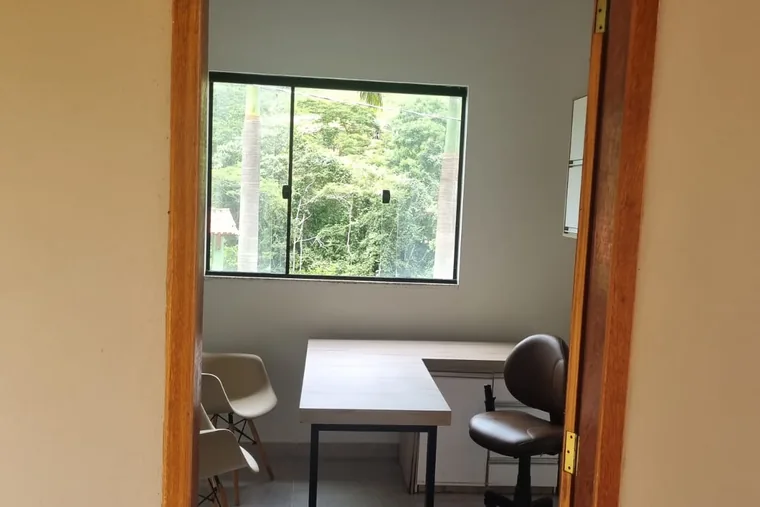 Sala com mesa e cadeiras, em unidade de acolhimento da rede em Minas Gerais