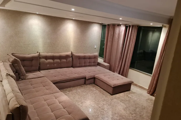 Sala de estar com sofá amplo, em unidade de acolhimento da rede em Minas Gerais