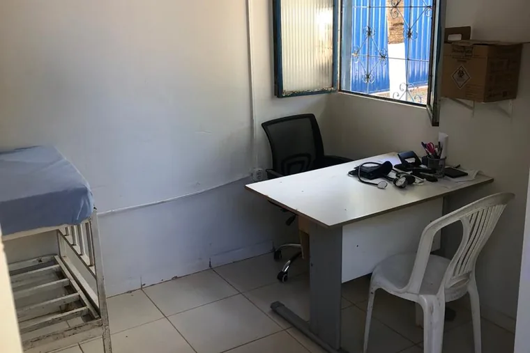 Escritório com mesa e cadeira, em unidade de acolhimento da rede em Minas Gerais