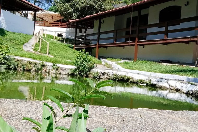 Área externa com lago e plantas, em unidade de acolhimento da rede em Minas Gerais