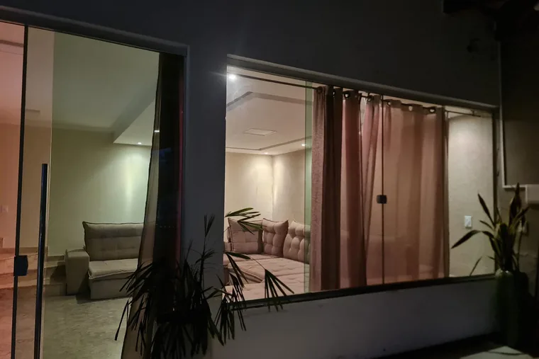 Sala com sofá e cortinas, em unidade de acolhimento da rede em Minas Gerais