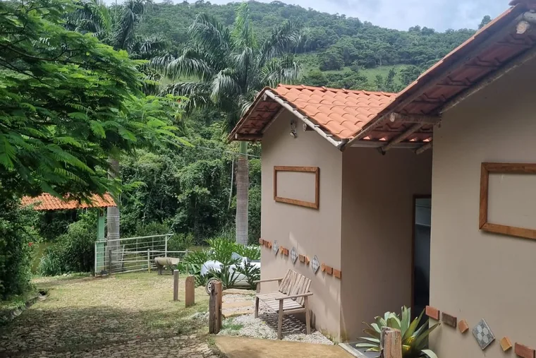 Fachada com plantas e área ao ar livre, em unidade de acolhimento da rede em Minas Gerais