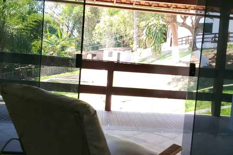 Vista externa com área verde, em unidade de acolhimento da rede em Minas Gerais