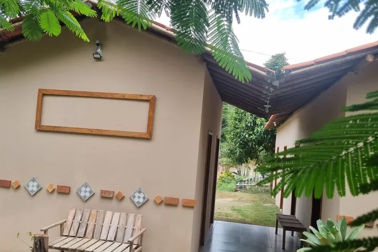 Fachada com áreas verdes ao redor, em unidade de acolhimento da rede em Minas Gerais