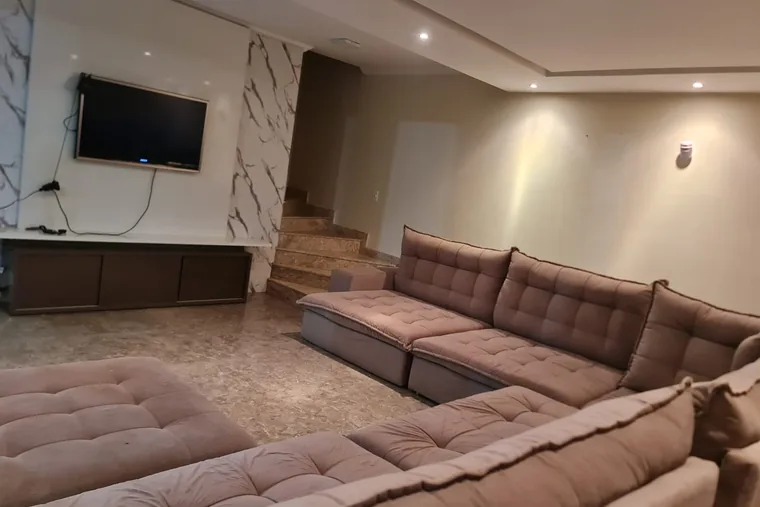 Sala com sofá e TV ao fundo, em unidade de acolhimento da rede em Minas Gerais