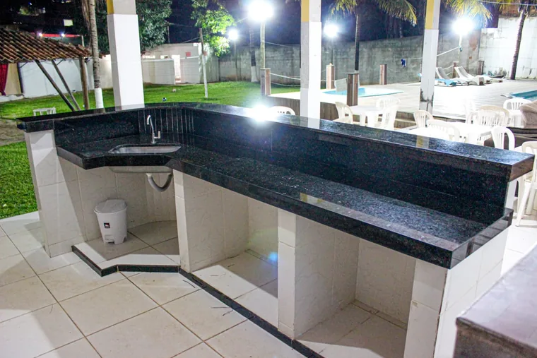Bancada de cozinha em área externa, em unidade de acolhimento da rede em Minas Gerais