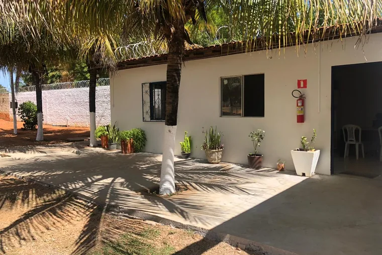 Fachada com área externa e plantas, em unidade de acolhimento da rede em Minas Gerais