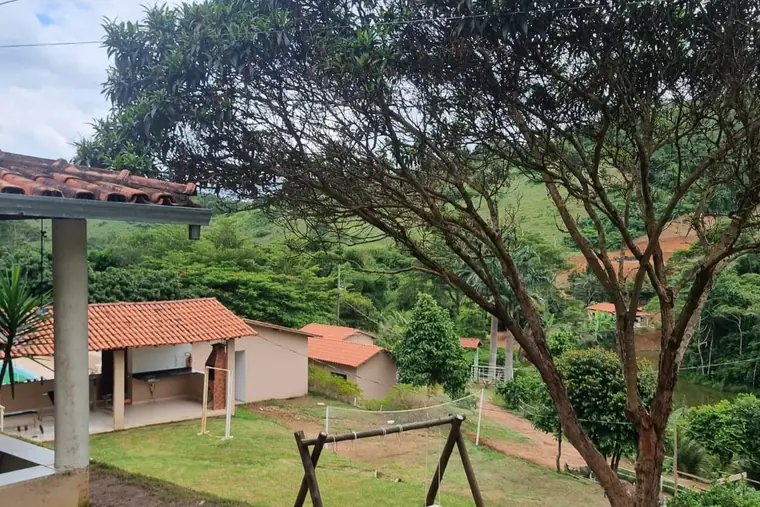 Vista do espaço externo com árvores, em unidade de acolhimento da rede em Minas Gerais
