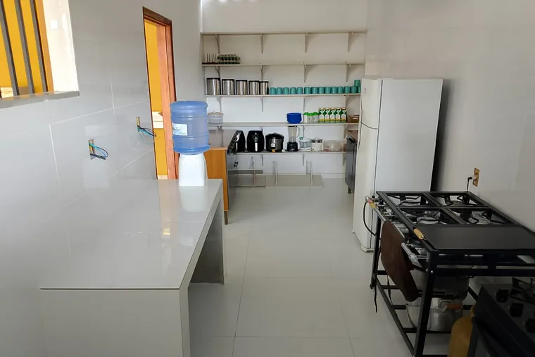 Cozinha com pia e eletrodomésticos, em unidade de acolhimento da rede em Minas Gerais