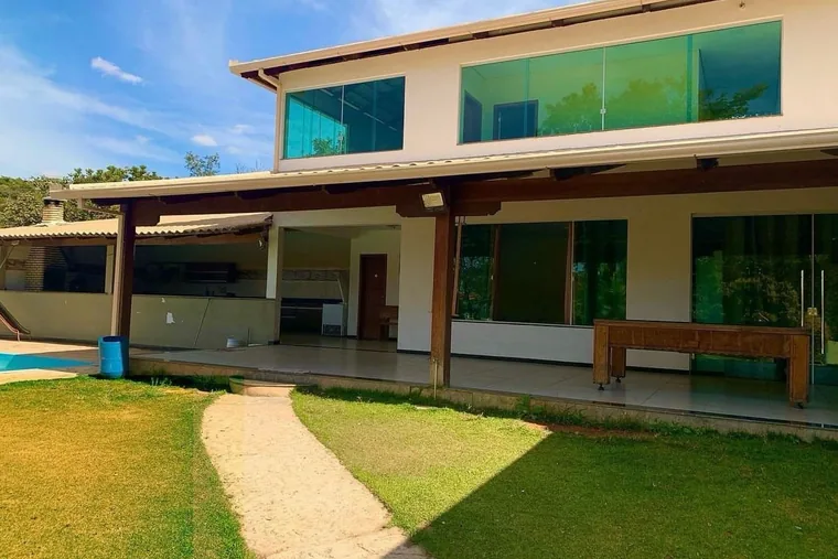 Fachada com área verde e piscina, em unidade de acolhimento da rede em Minas Gerais