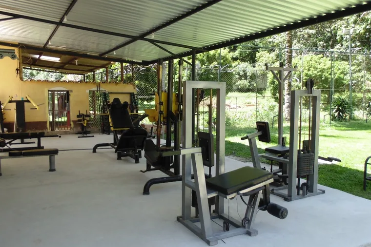 Equipamentos de academia ao ar livre, em unidade de acolhimento da rede em Minas Gerais