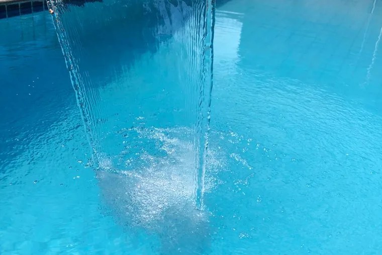 Cascata em piscina aquecida, em unidade de acolhimento da rede em Minas Gerais