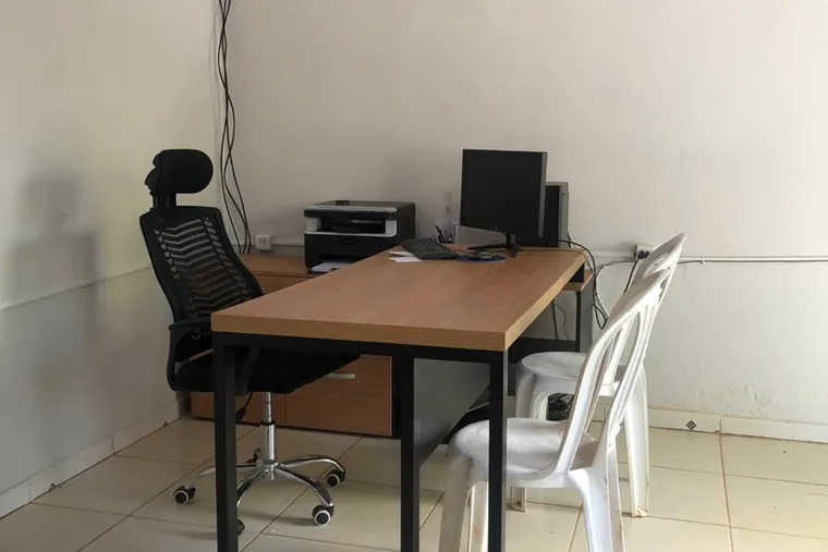 Escritório com mesa e computador, em unidade de acolhimento da rede em Minas Gerais