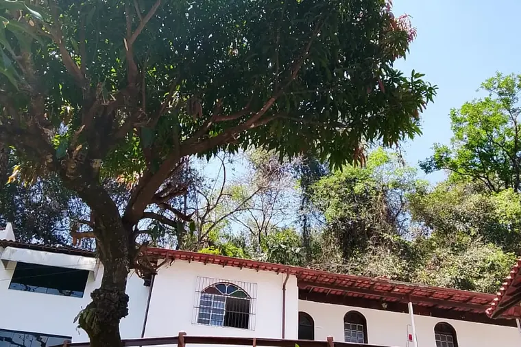 Fachada e área verde ao redor, em unidade de acolhimento da rede em Minas Gerais