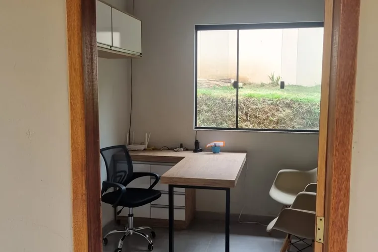 Escritório com mesa e cadeira, em unidade de acolhimento da rede em Minas Gerais
