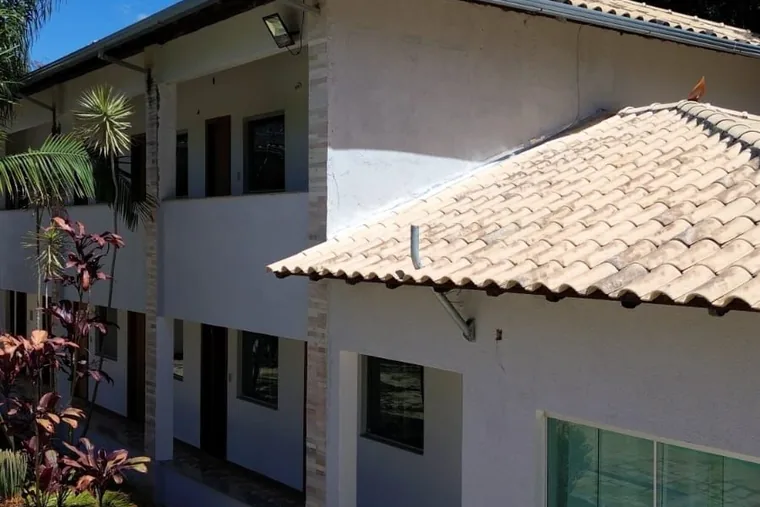 Fachada de prédio com jardim, em unidade de acolhimento da rede em Minas Gerais