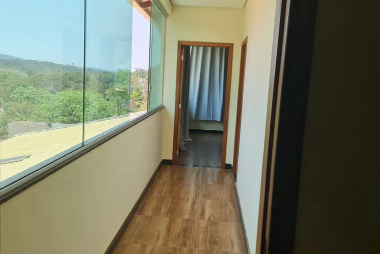 Corredor com janelas e portas, em unidade de acolhimento da rede em Minas Gerais