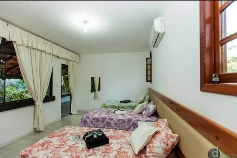 Dois beliches com roupa de cama, em unidade de acolhimento da rede em Minas Gerais