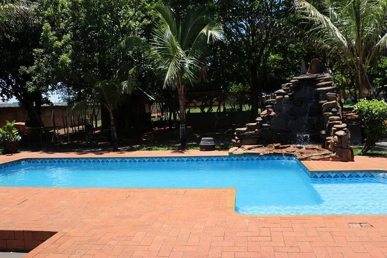 Área da piscina com jardim, em unidade de acolhimento da rede em Minas Gerais