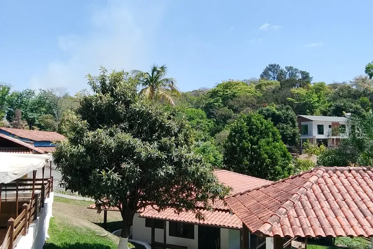 Várias casas com árvores e céu claro, em unidade de acolhimento da rede em Minas Gerais