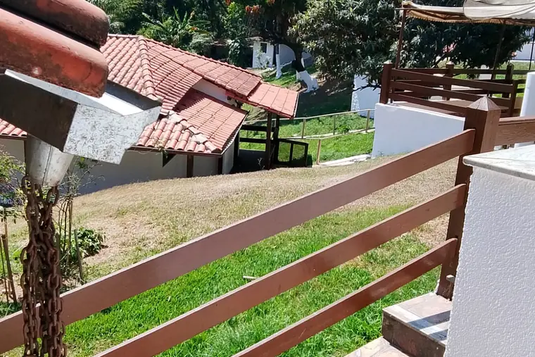 Fachadas e áreas verdes da casa, em unidade de acolhimento da rede em Minas Gerais