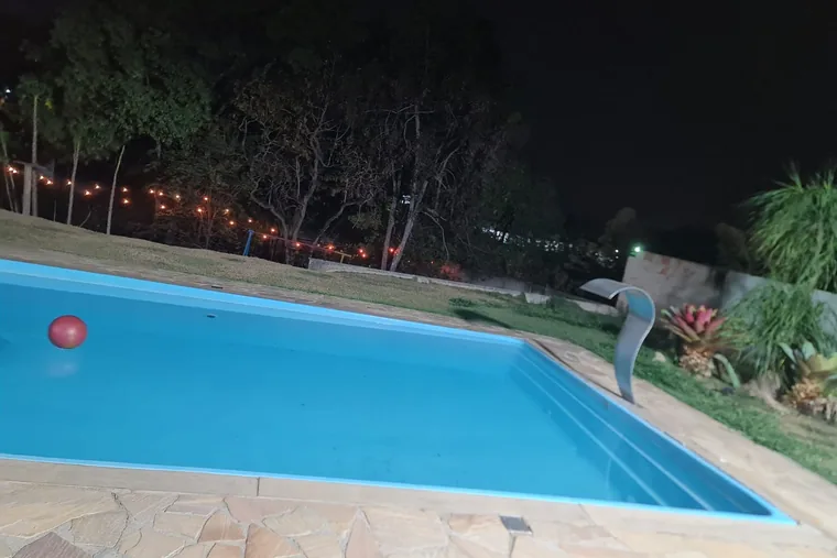 Piscina em área externa tranquila, em unidade de acolhimento da rede em Minas Gerais
