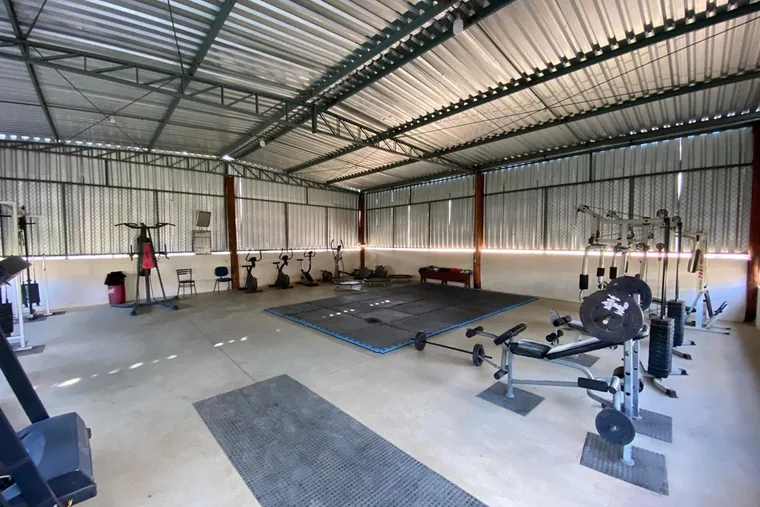 Área de academia com equipamentos, em unidade de acolhimento da rede em Minas Gerais