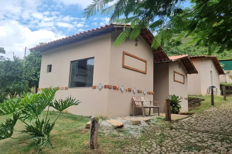 Fachada de casa com jardim, em unidade de acolhimento da rede em Minas Gerais