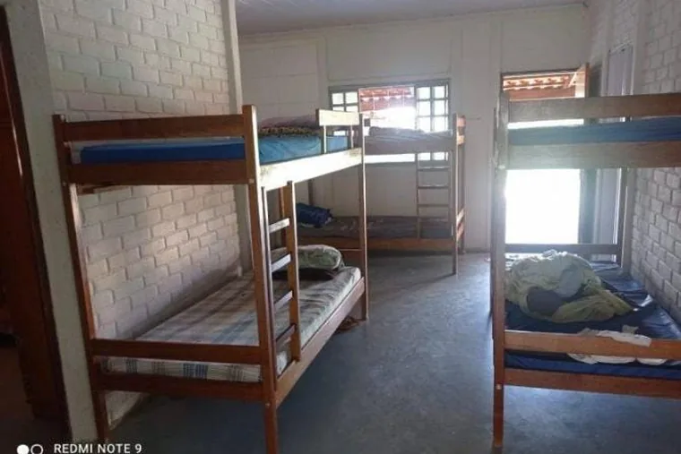 Dormitório com beliches e colchões, em unidade de acolhimento da rede em Minas Gerais
