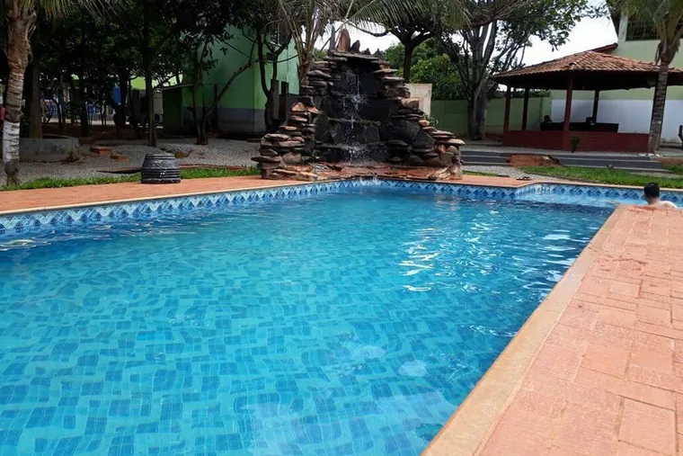 Piscina com cascata e área ao ar livre, em unidade de acolhimento da rede em Minas Gerais