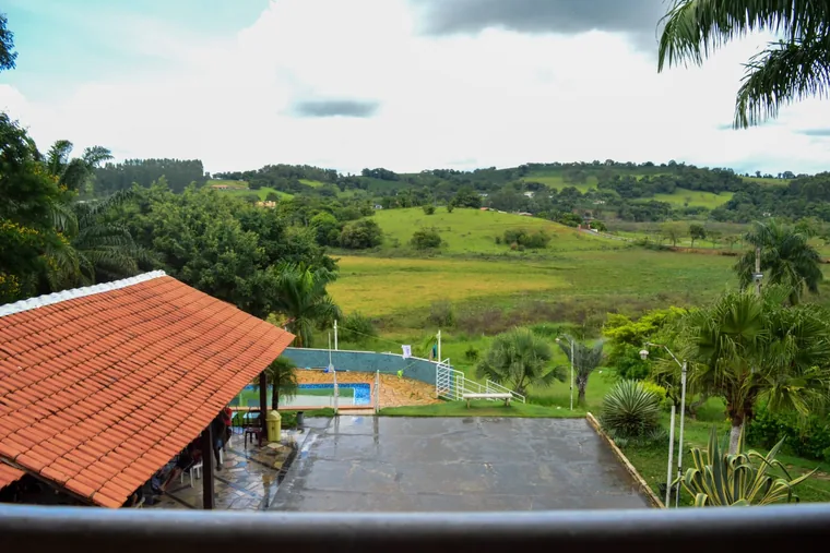 Fachada com piscina e paisagem verde, em unidade de acolhimento da rede em Minas Gerais