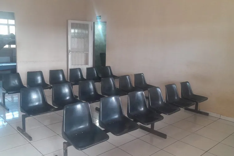 Salão com cadeiras dispostas uniformemente, em unidade de acolhimento da rede em Minas Gerais