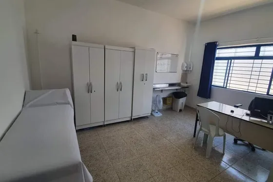 Escritório com mesa e armários