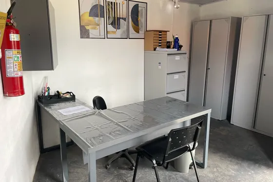 Escritório com mesa e armários
