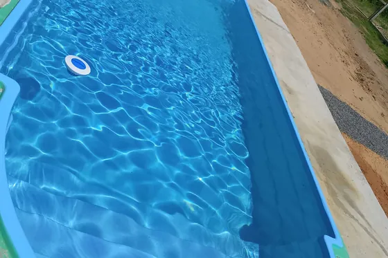 Piscina com água azul clara