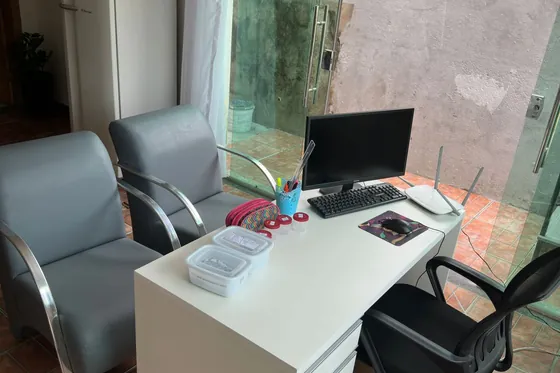Clínica de reabilitação em Belo Horizonte - MG Escritório com mesas e cadeiras