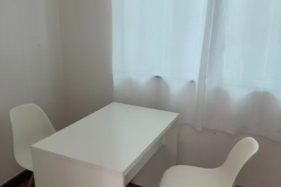 Clínica de reabilitação em Belo Horizonte - MG Mesa e cadeiras em ambiente interno