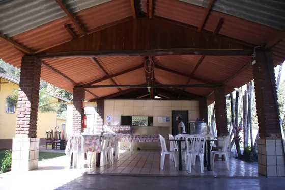Espaço de convivência com mesas e cadeiras