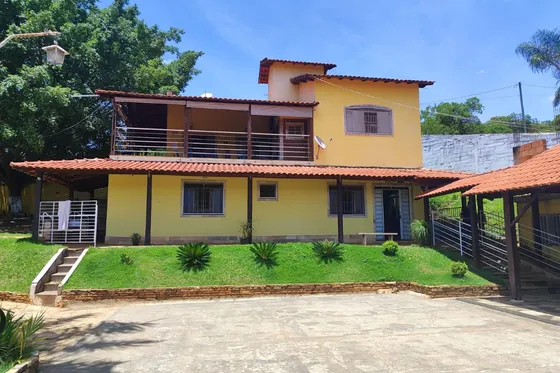 Clínica de reabilitação em Bom Despacho - MG Fachada de casa com jardim