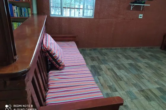 Clínica de reabilitação em Carmo da Mata - MG Sofá com almofadas listradas