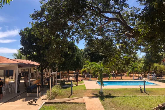 Fachada com piscina e áreas verdes