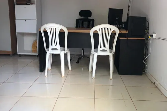 Mesa com cadeiras e computador
