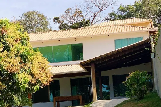 Fachada de casa com jardim